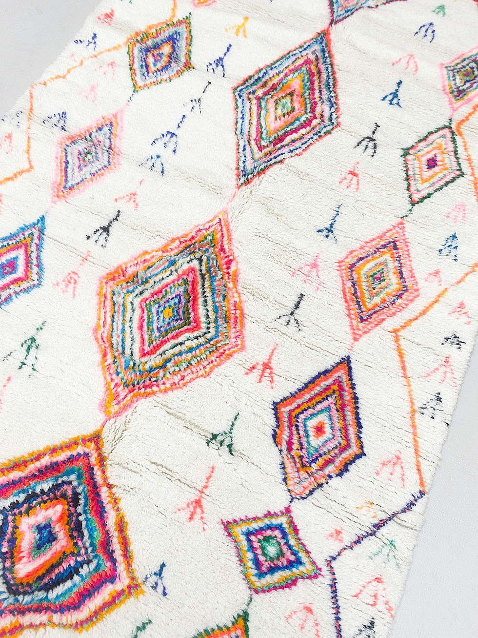 Miniature : Tapis berbère Azilal écru à motifs colorés 2,75x1,53m