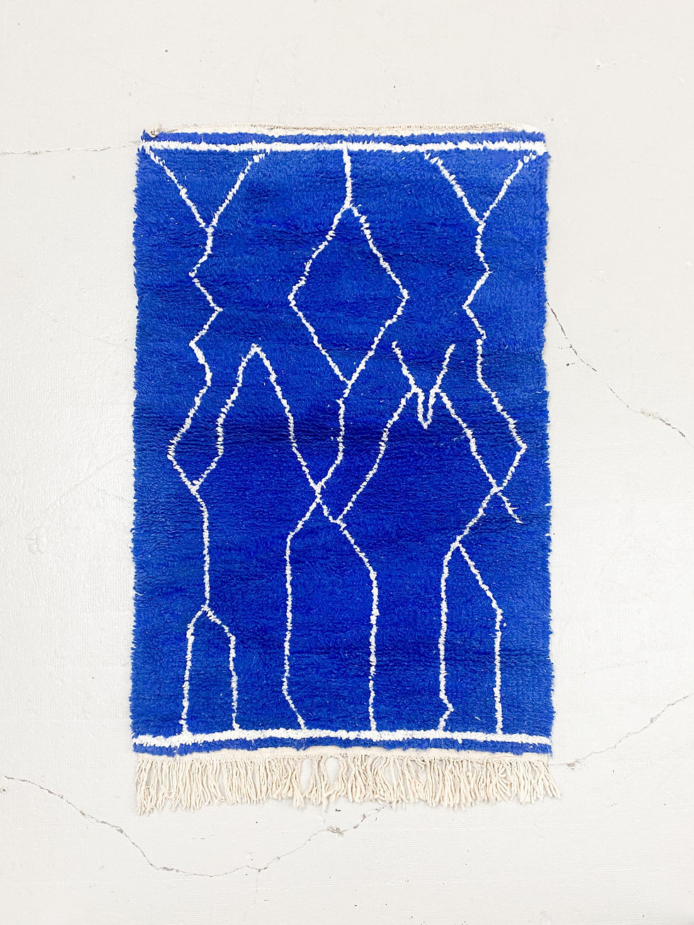 Miniature : Tapis berbère Beni Ouarain bleu majorelle à motifs écrus 1,58x1,02m