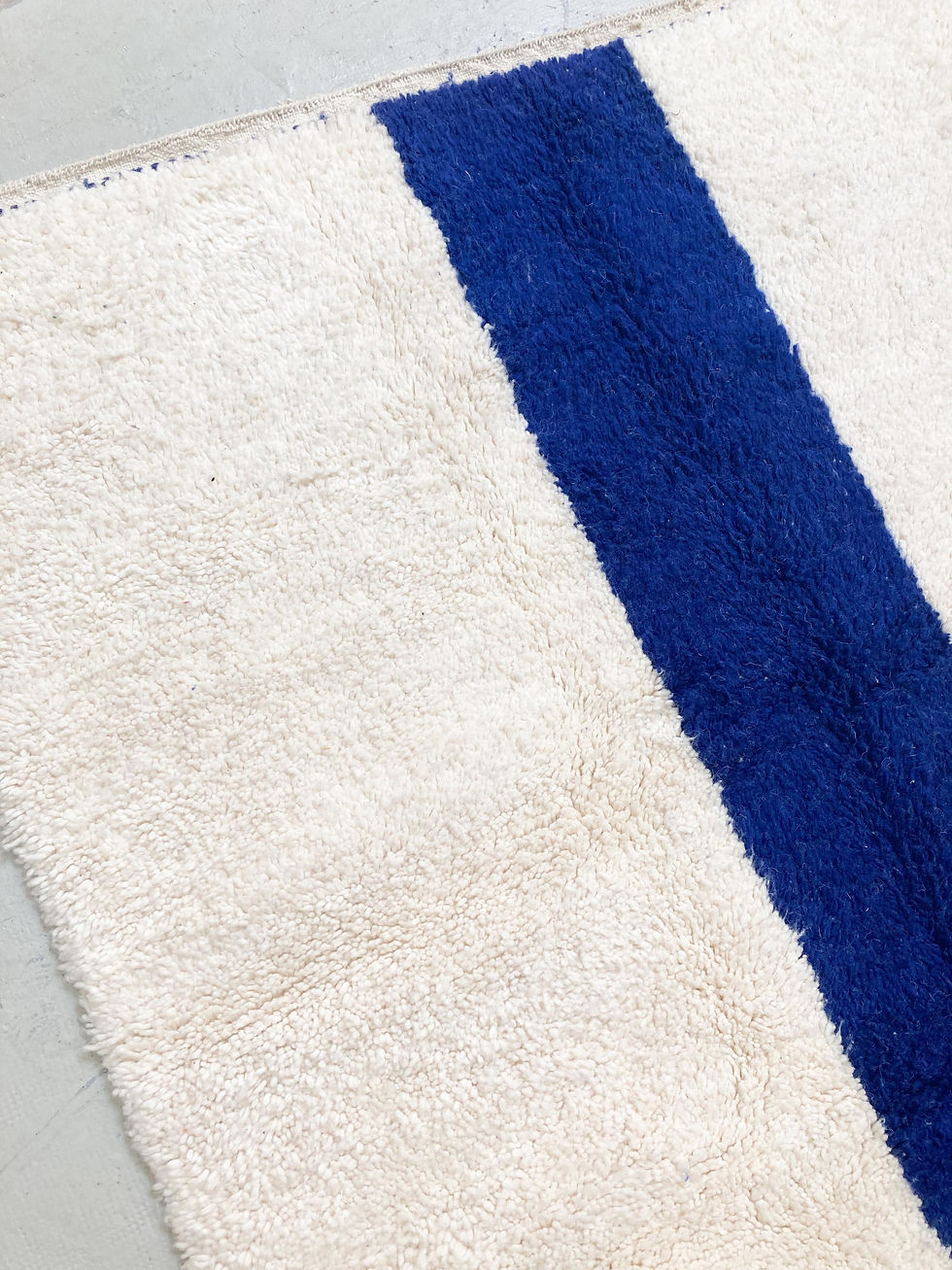 Miniature : Tapis berbère Beni Ouarain écru à ligne bleu majorelle 2,45x1,52m