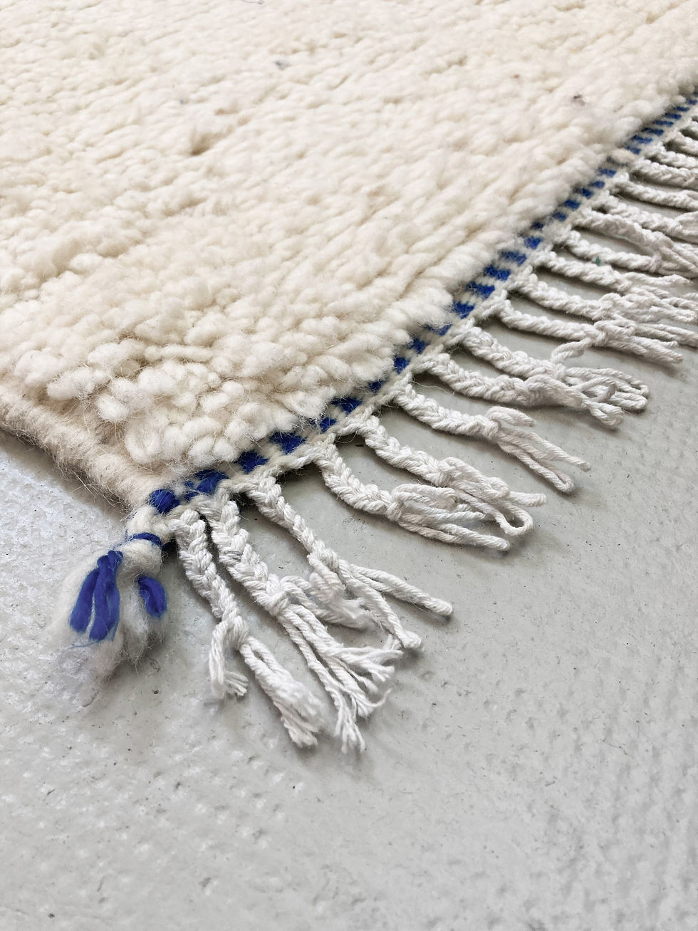 Miniature : Tapis berbère Beni Ouarain écru à motifs bleu majorelle 2,44x1,54m