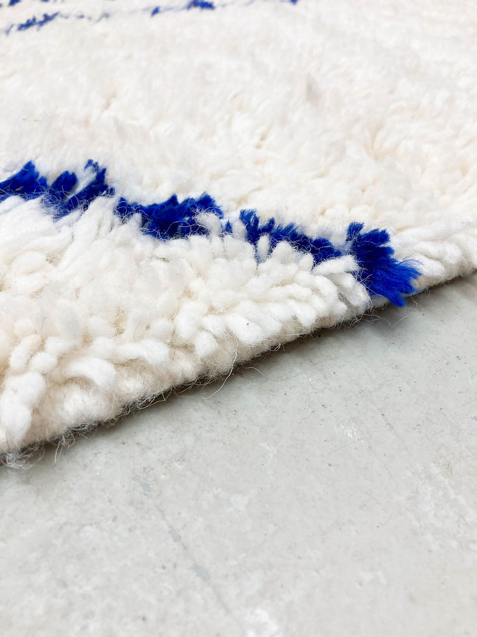 Miniature : Tapis berbère Azilal écru à motifs bleu majorelle 3x1,92m