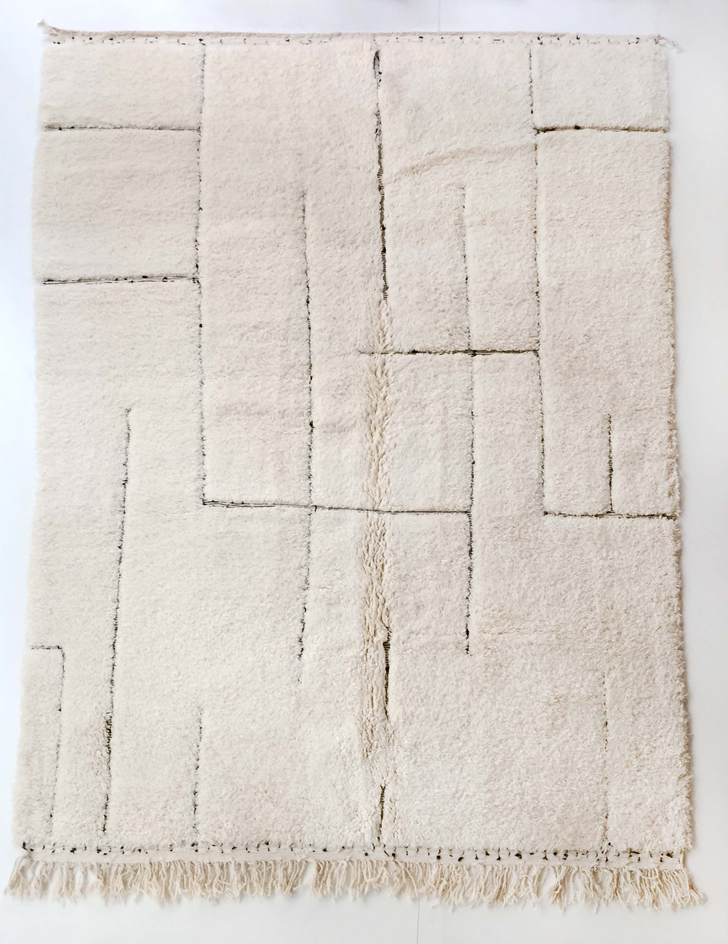 Tapis berbère Beni Ouarain écru à motifs noirs gravés 3,12x2,08m