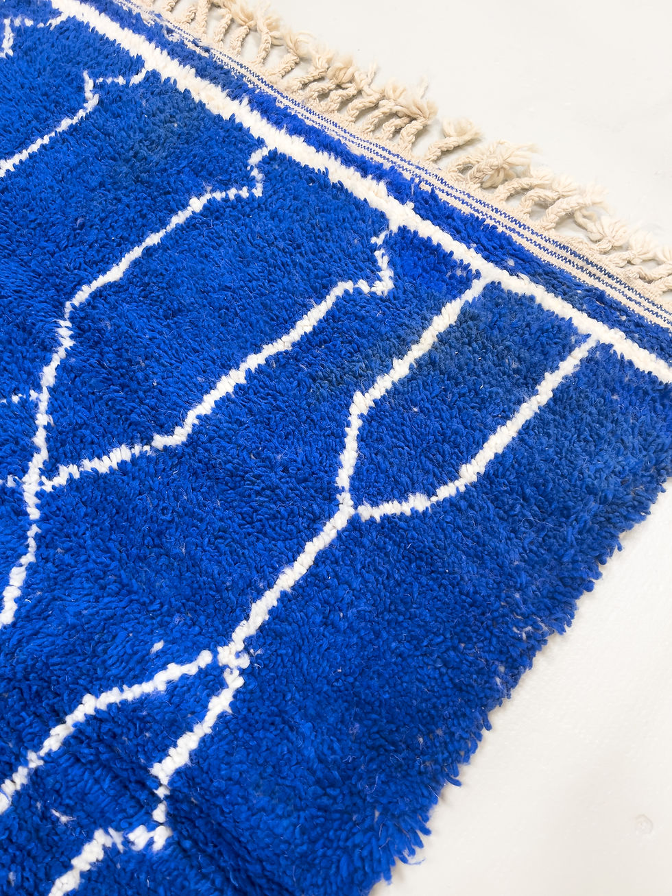 Miniatur: Blauer Beni Ouarain Berberteppich mit freiformigen ecrufarbenen Mustern, 1,45 x 1,08 m