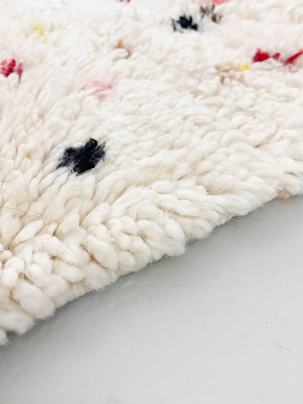Miniature : Tapis berbère Azilal écru à motifs colorés 2,43x1,58m
