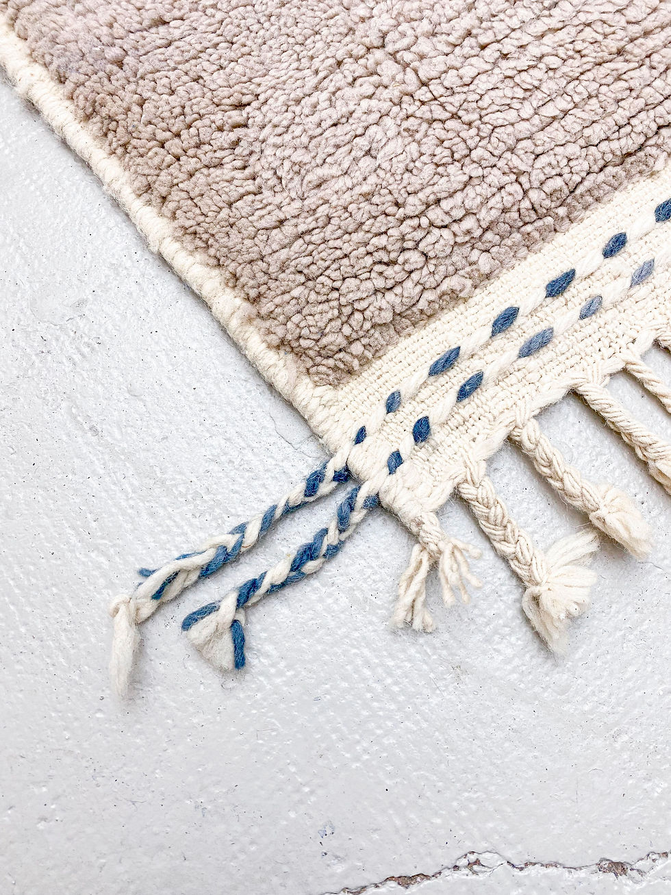 Miniature : Tapis berbère Boujaad écru à motifs colorés 3,10x2,02m