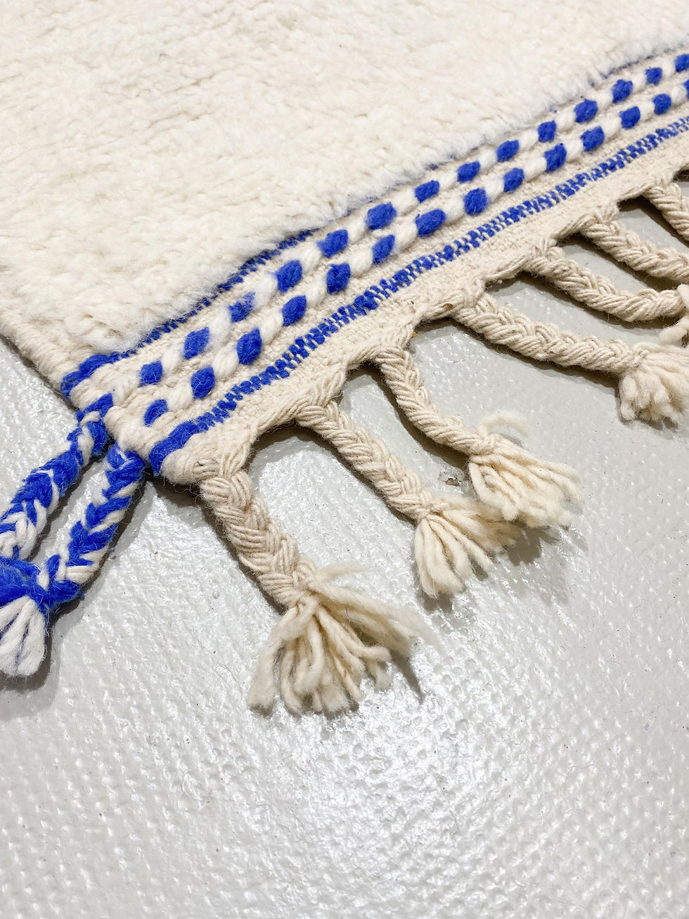Miniature : Tapis berbère Beni Ouarain écru à motifs bleu majorelle 2,44x1,52m