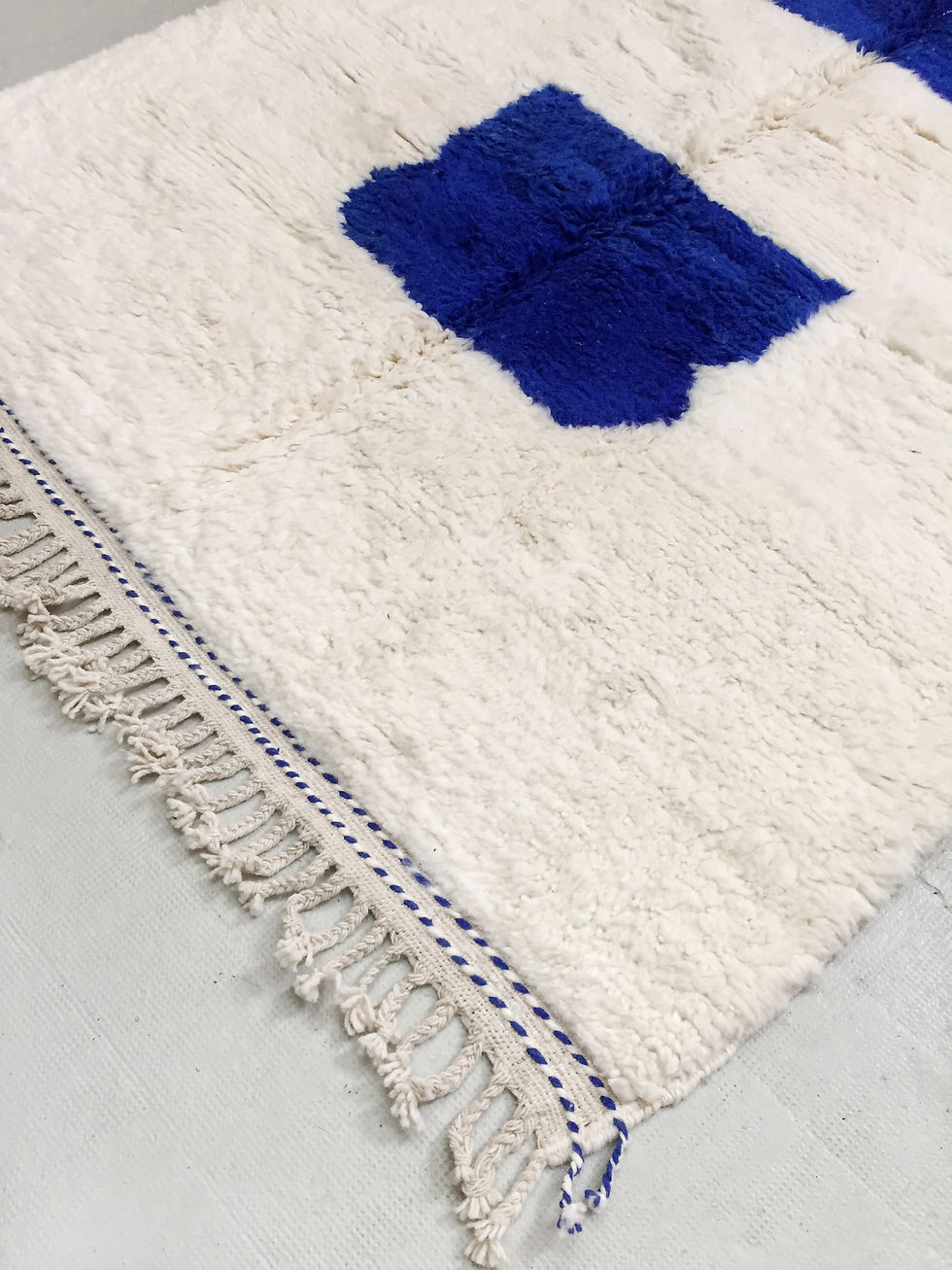 Miniature : Tapis berbère Beni Ouarain écru à motifs bleu majorelle 2,50x1,70m
