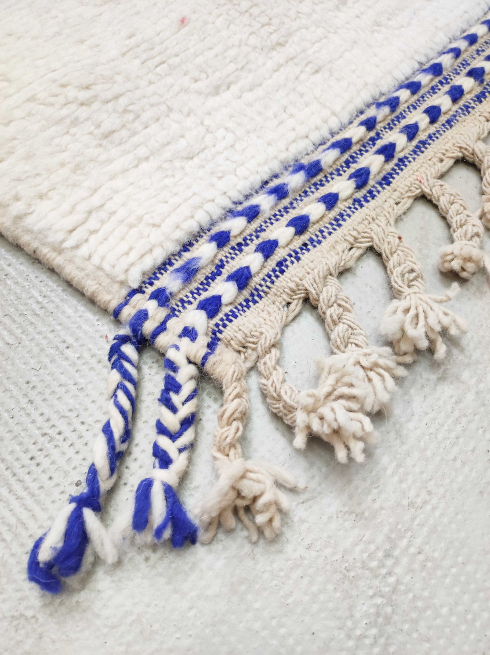 Miniature : Tapis berbère Beni Ouarain écru à motifs bleu majorelle 2,42x1,72m