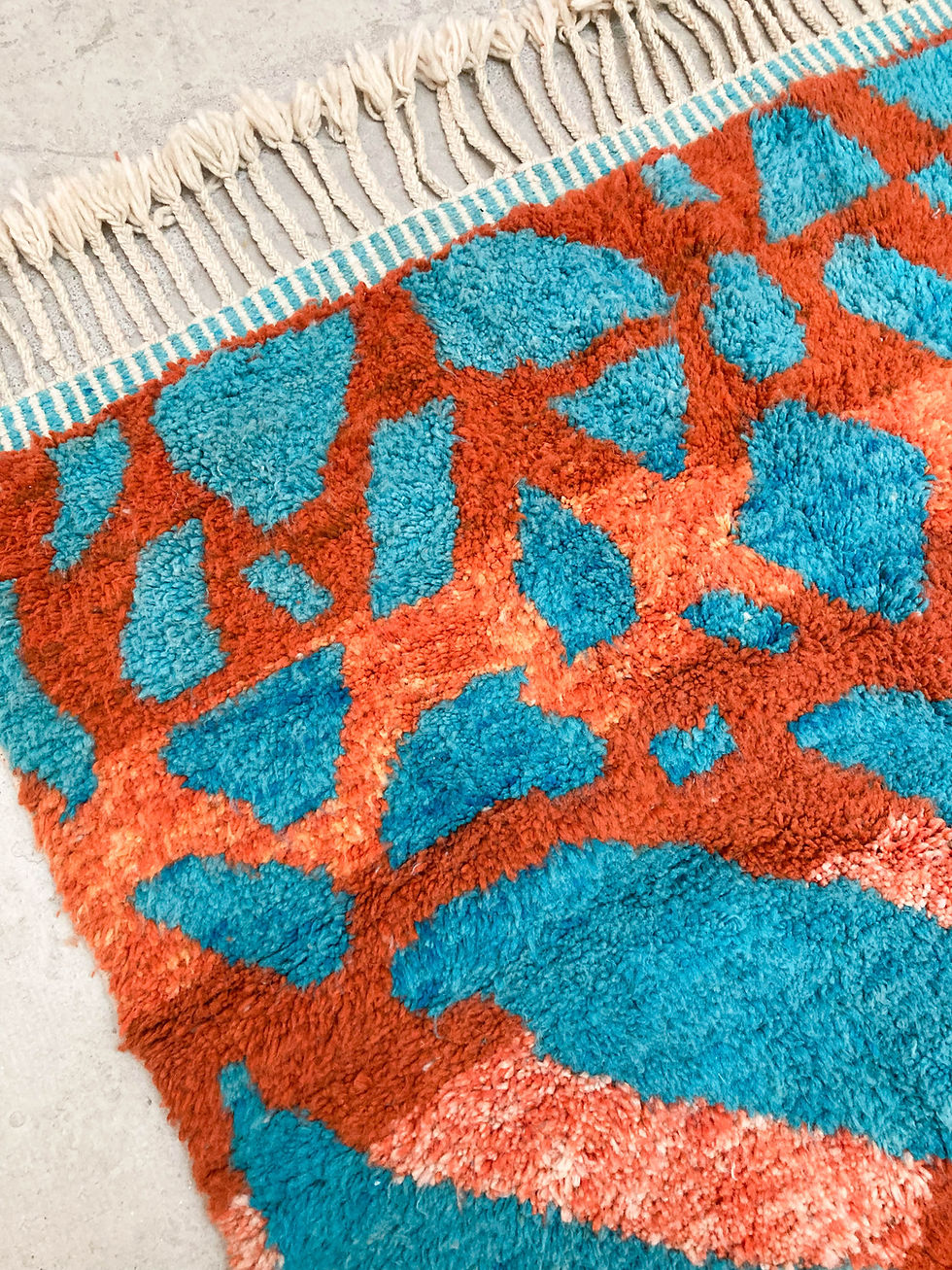 Miniature : Tapis berbère Boujaad rouge chiné à motifs graphiques bleus 2,70x1,71m