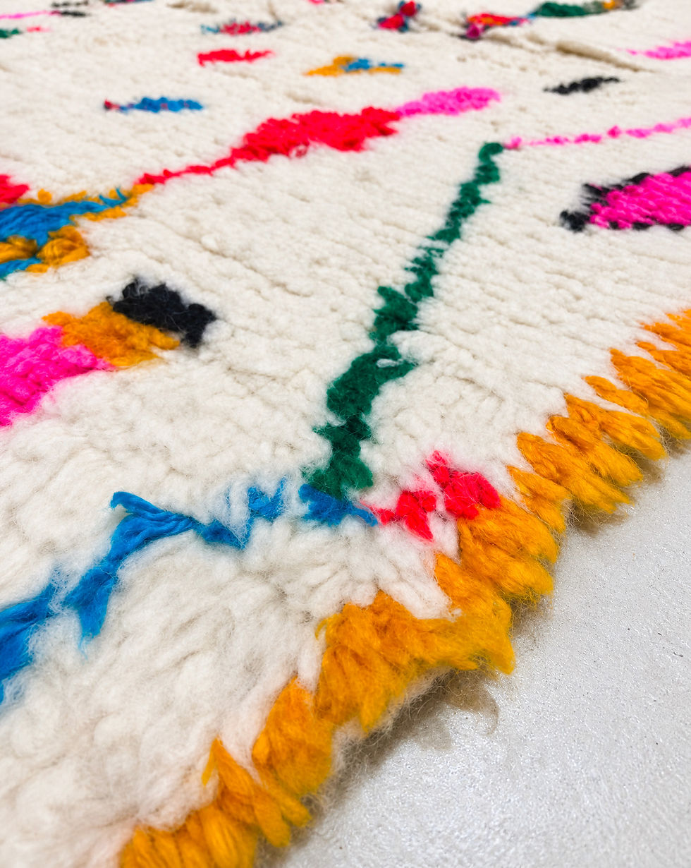 Miniatura: Alfombra bereber Azilal con coloridos diseños, 2,57 x 1,42 m