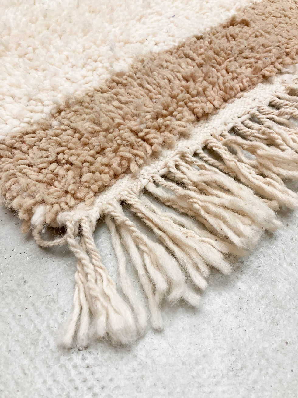 Miniature : Tapis berbère Boujaad écru à motifs colorés 2,40x1,60m