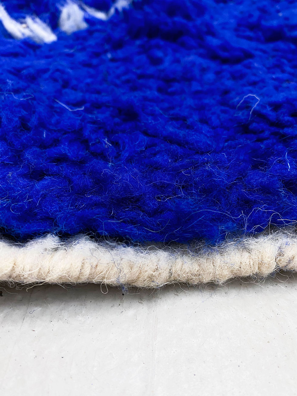 Miniature : Tapis berbère Beni Ouarain bleu majorelle à losanges écrus 1,48x1,02m