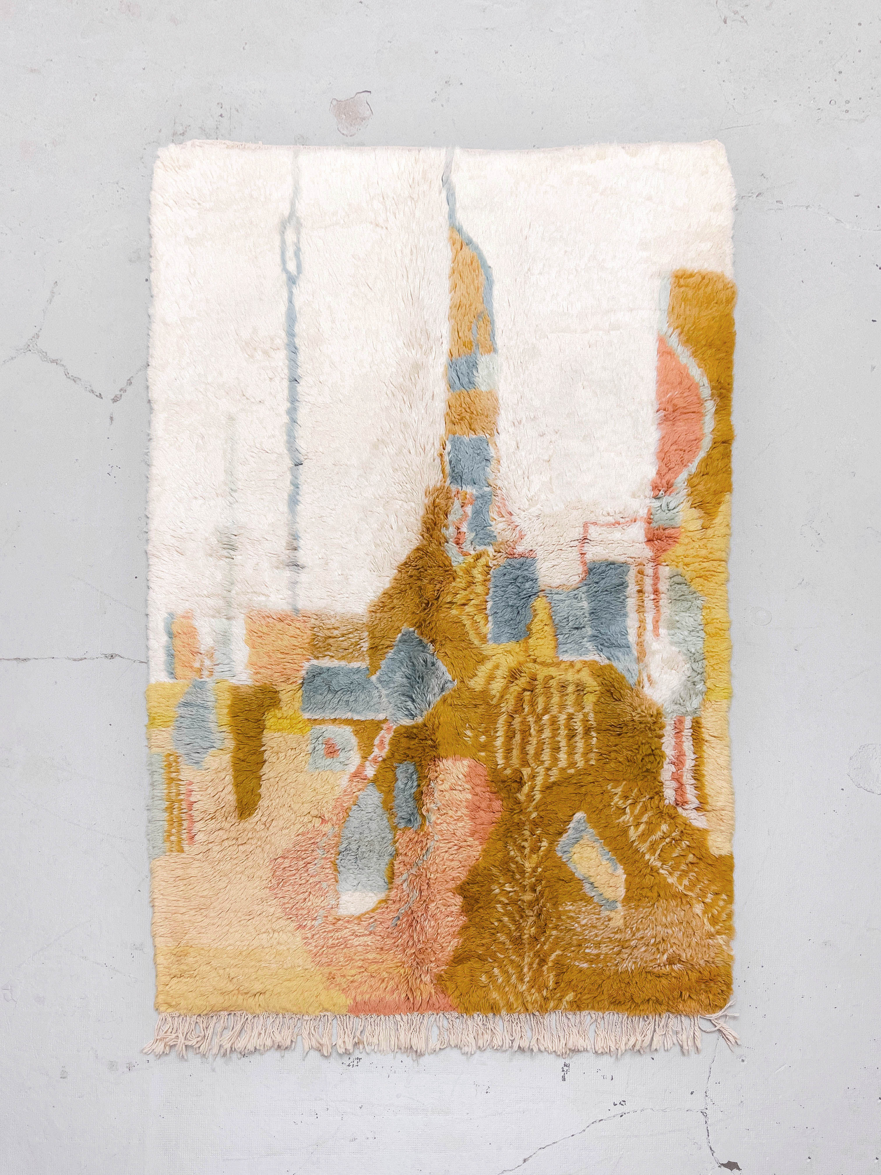 Tapis berbère Beni Ouarain écru à motifs ocres et bleus 2,55x1,58m