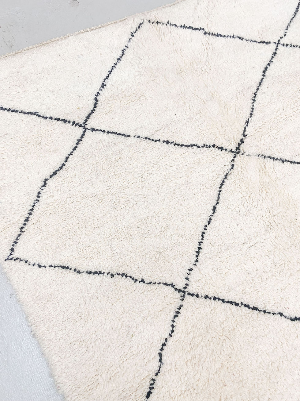 Miniature : Tapis berbère Beni Ouarain écru à losanges noirs 3,07x1,97m
