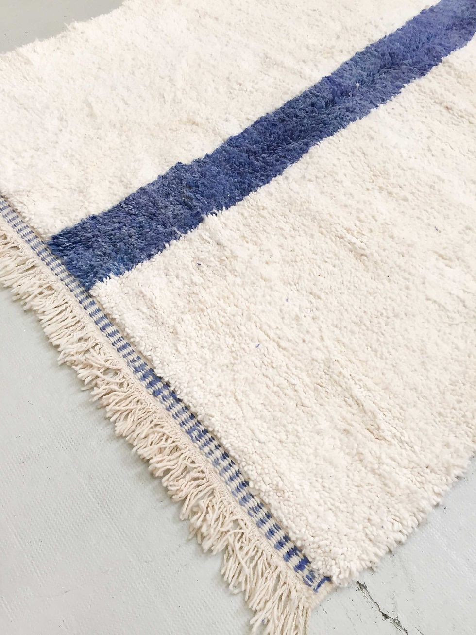 Miniature : Tapis berbère Beni Ouarain écru bande bleue 2,43x1,60m