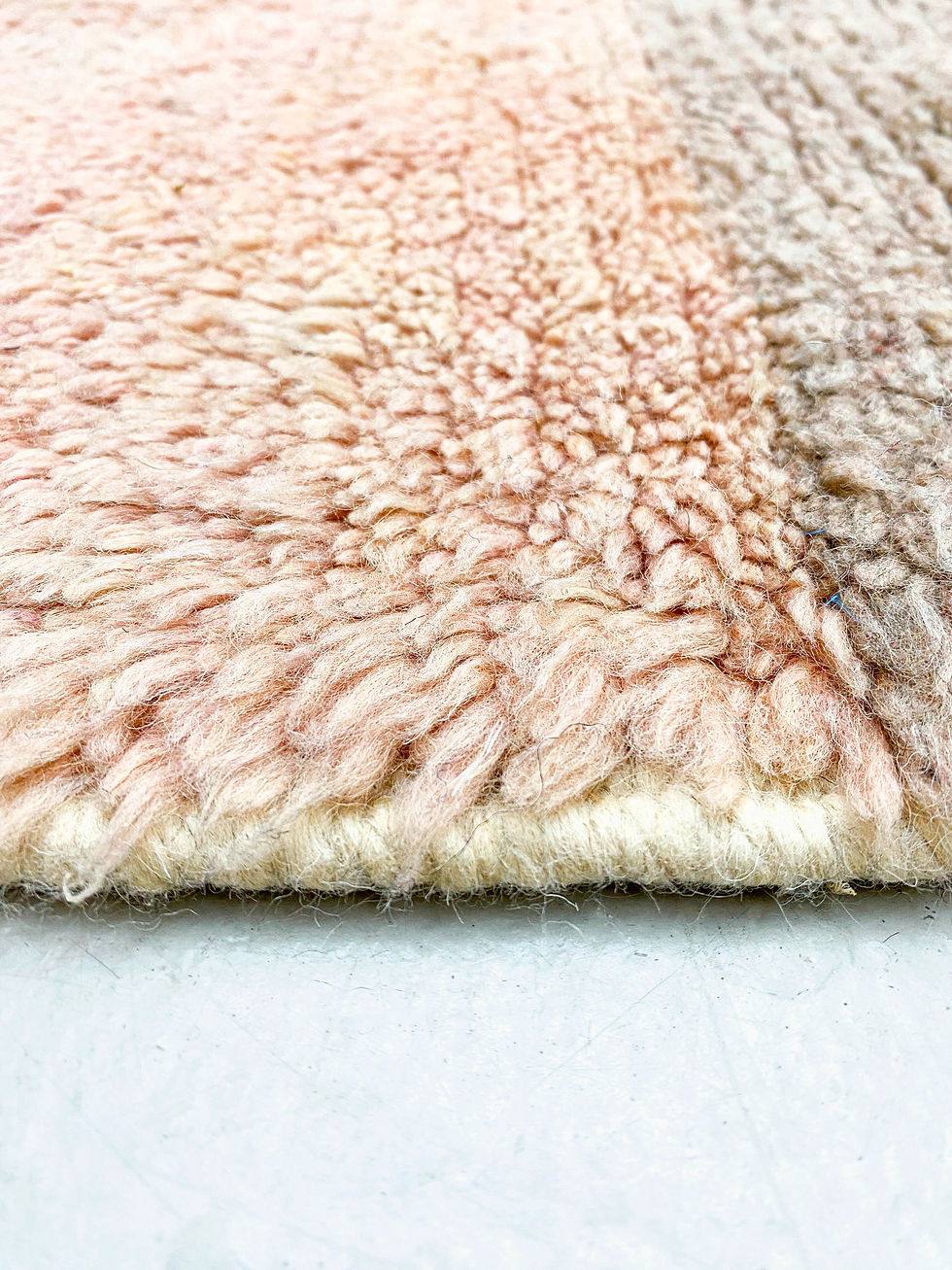 Miniature : Tapis berbère Boujaad écru à motifs colorés 3,06x2,19m