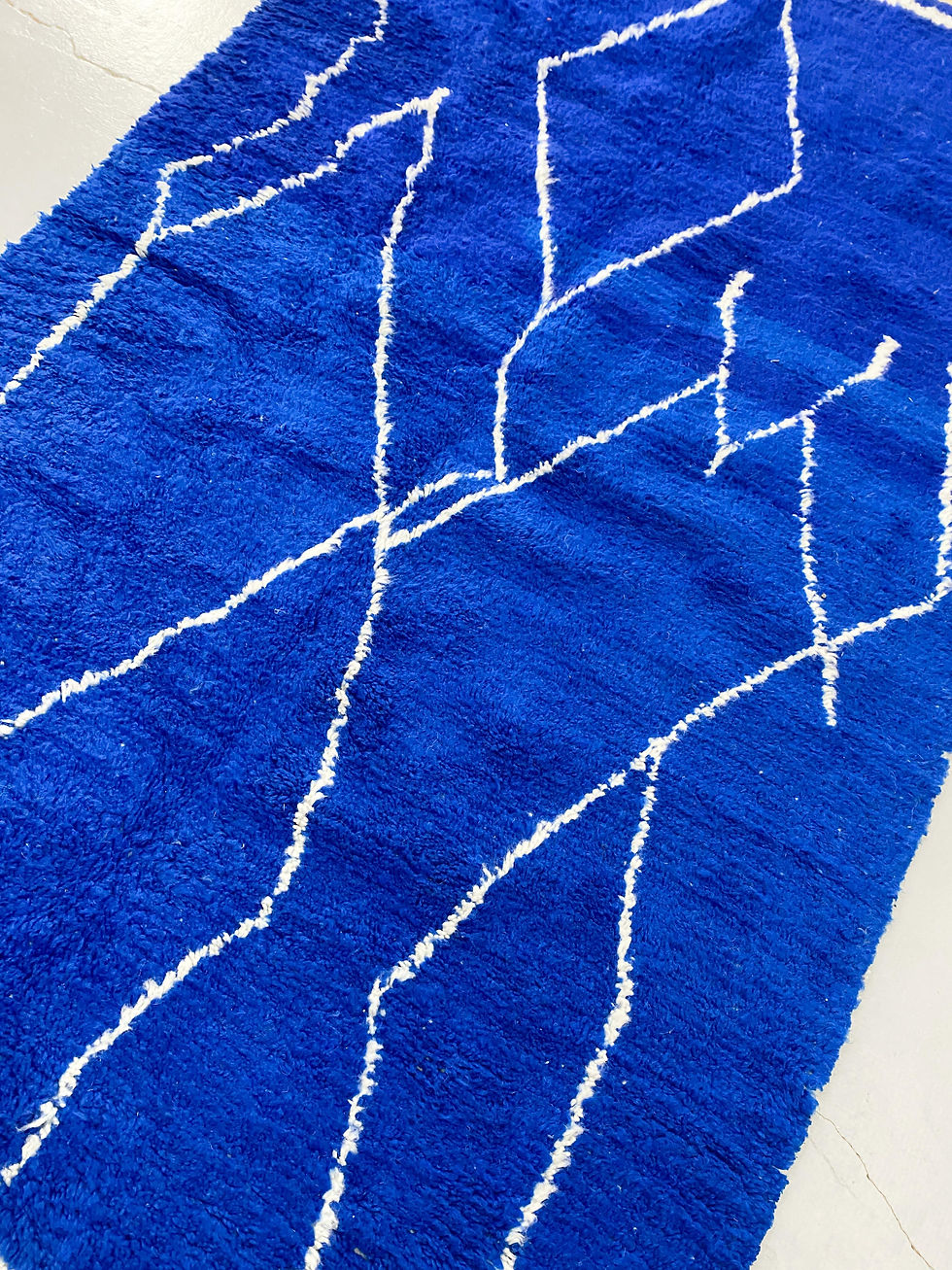 Miniature : Tapis berbère Beni Ouarain bleu majorelle à motifs écrus 2,62x1,60m