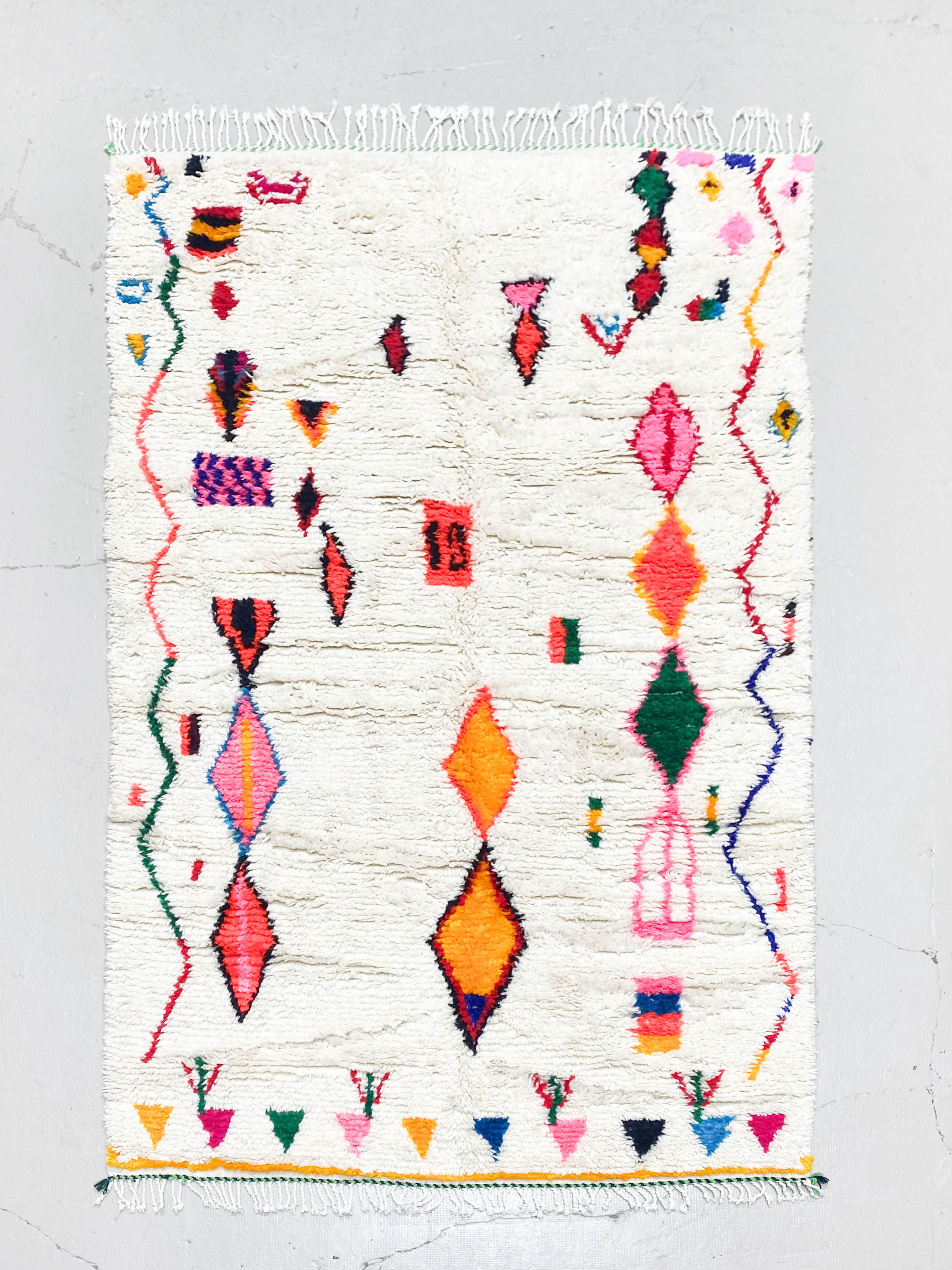 Tapis berbère Azilal écru à motifs colorés 2,55x1,45m