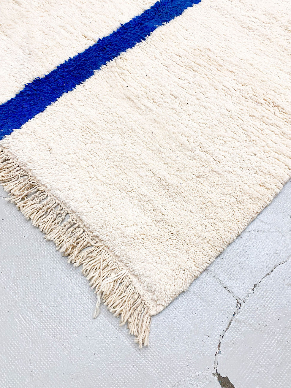 Miniature : Tapis berbère Beni Ouarain écru à ligne bleu majorelle 2,19x1,53m