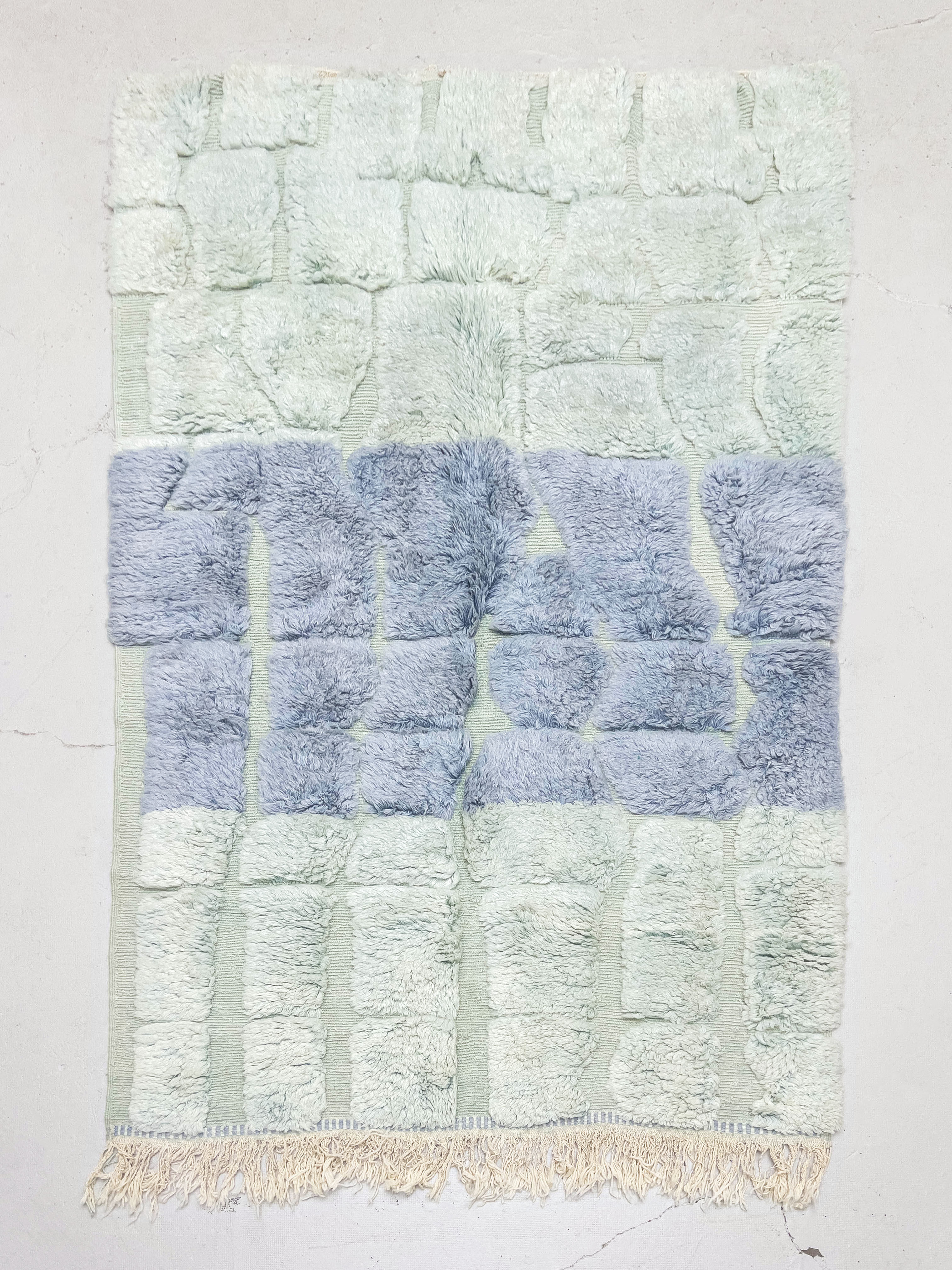 Grüner und blaugrauer Beni Ouarain Berberteppich mit eingravierten Mustern, 3,03 x 2,07 m
