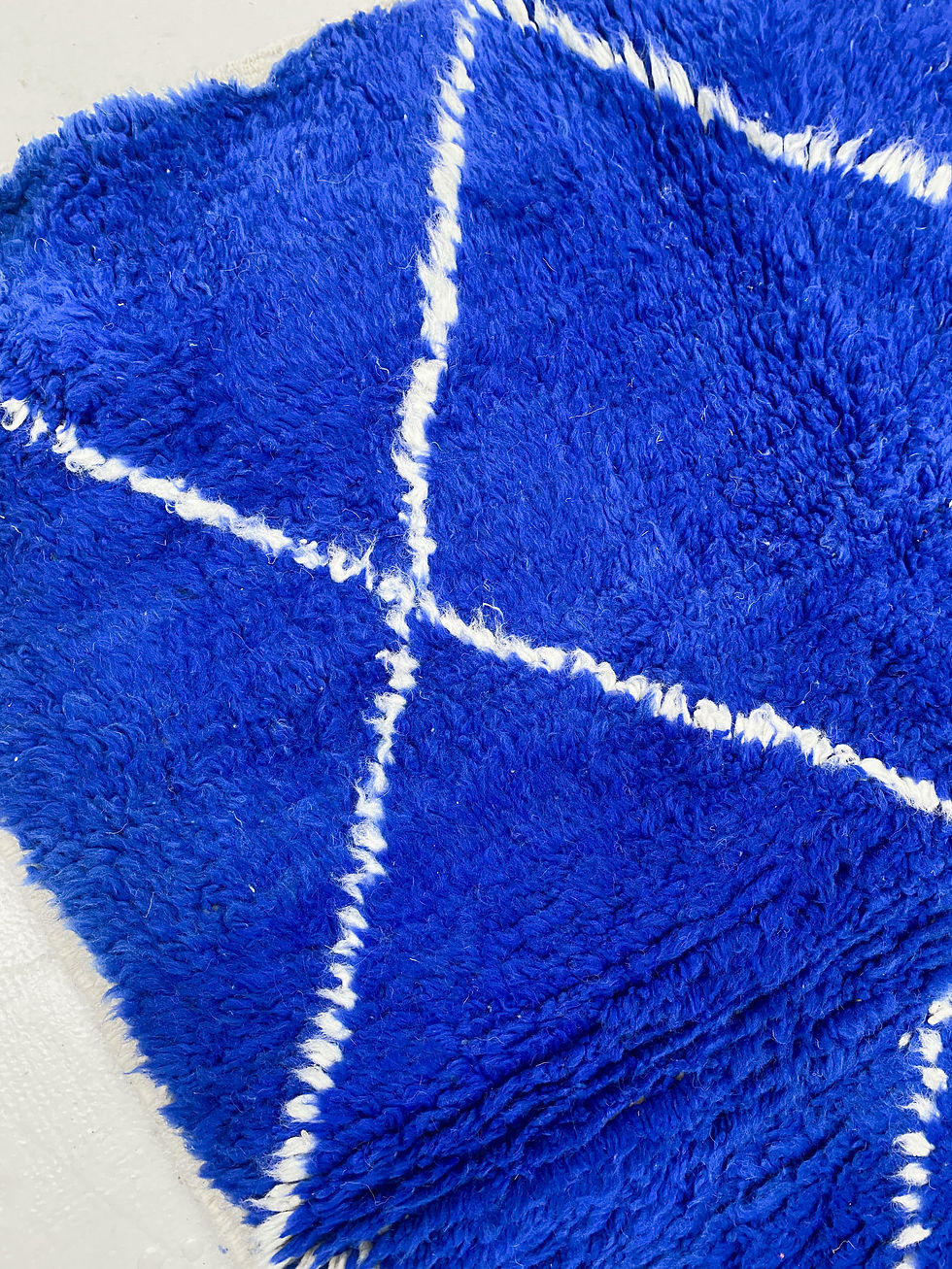 Miniature : Tapis berbère Beni Ouarain bleu majorelle à losanges écrus 1,47x1,05m
