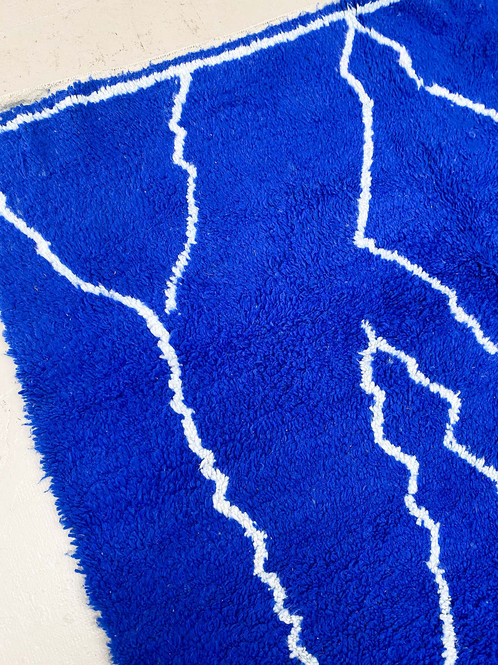 Miniature : Tapis berbère Beni Ouarain bleu majorelle à motifs écrus 3,10x2,10m