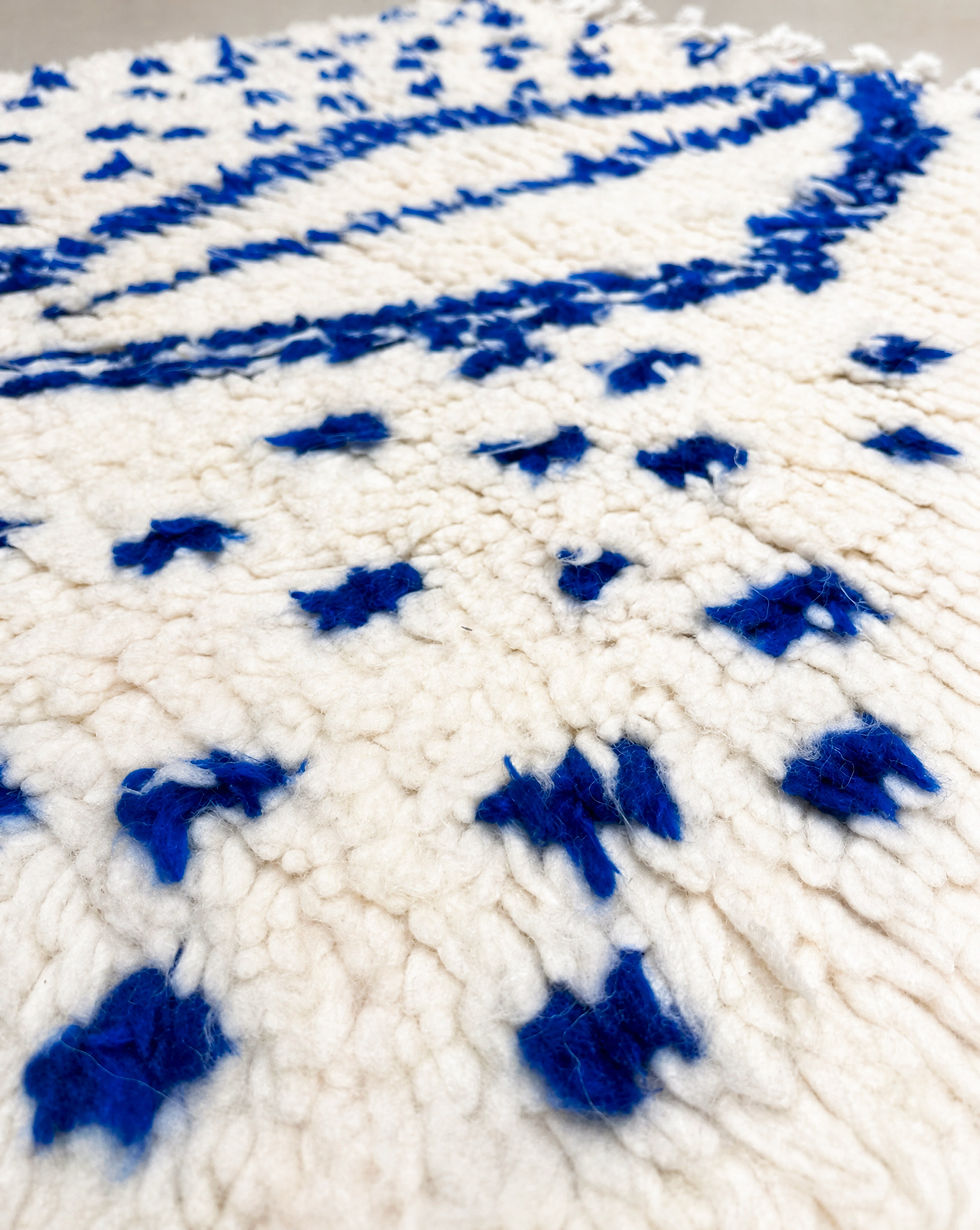 Miniatur: Azilal-Berberteppich mit Majorelle-Blau-Motiven, 1,52 x 1,02 m