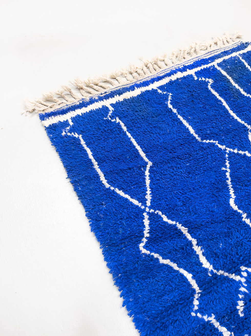 Miniatur: Blauer Beni Ouarain Berberteppich mit freiformigen ecrufarbenen Mustern, 1,45 x 1,08 m
