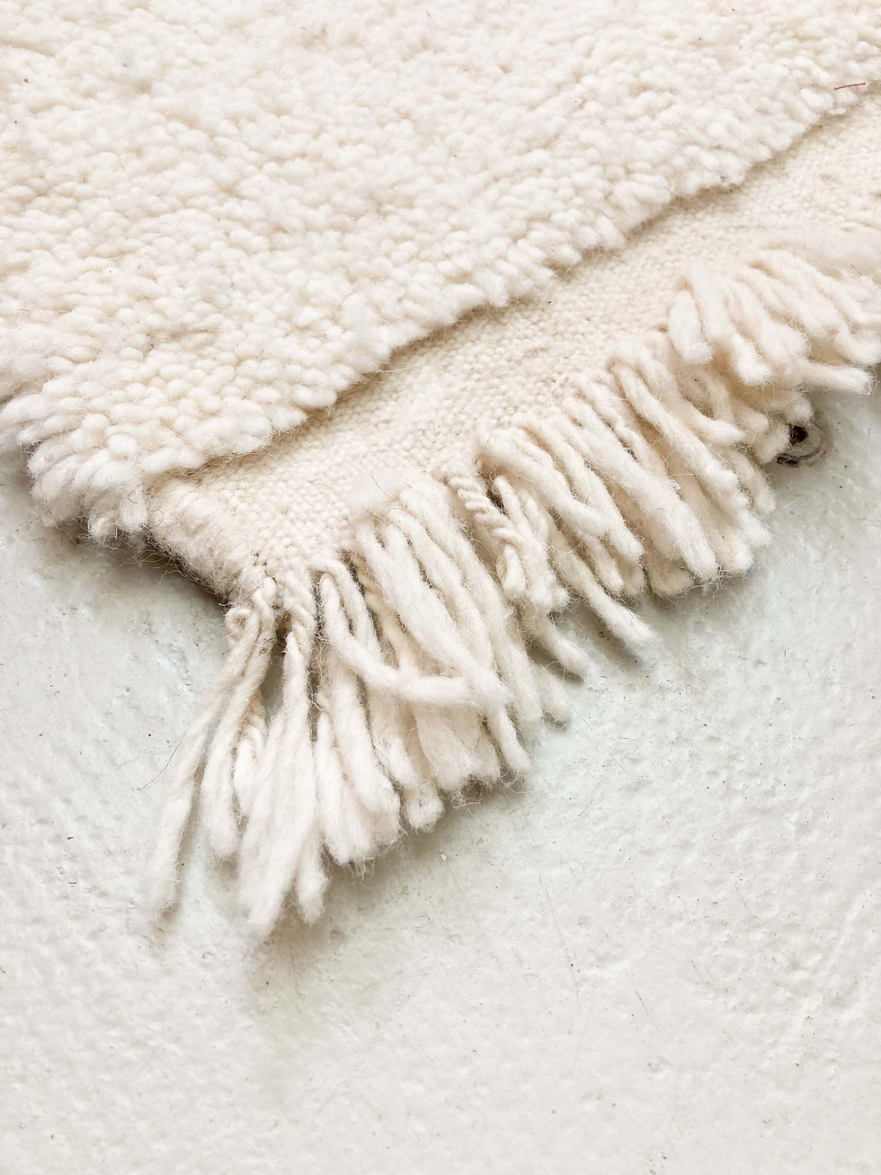 Thumbnail: Tapis berbère Beni Ouarain écru uni à motifs gravés 2,60x1,57m