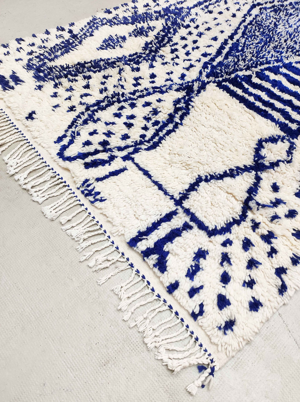 Miniature : Tapis berbère Azilal écru à motifs bleu majorelle 2,42x1,44m