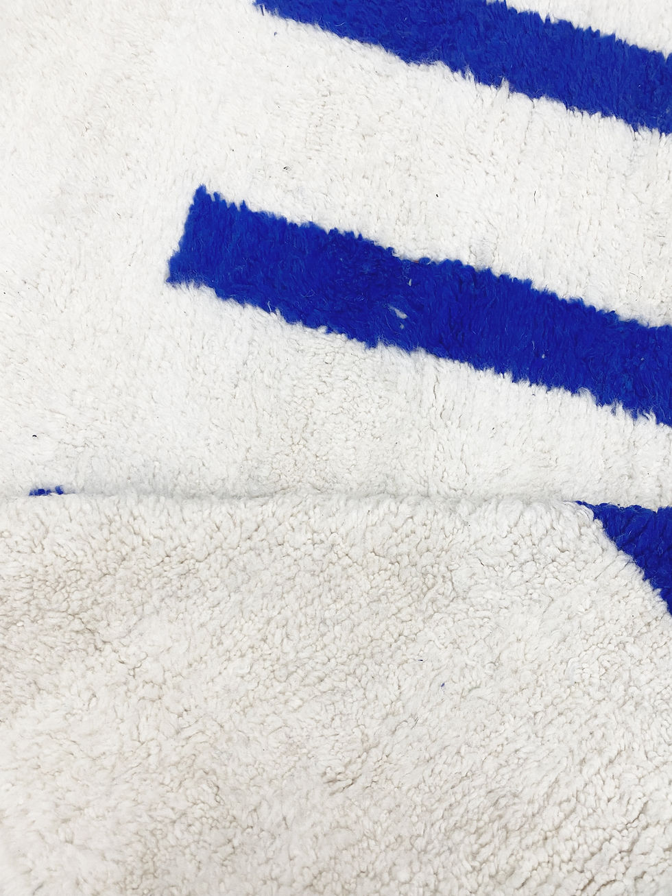 Miniatur: Beni Ouarain Berberteppich mit Majorelle-blauen Motiven, 2,80 x 2 m