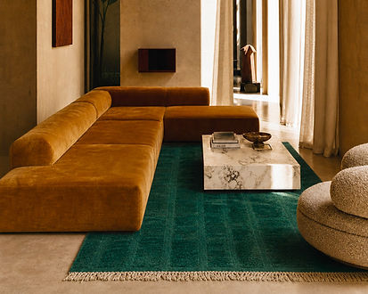 Una alfombra bereber Beni Ouarain de color verde intenso en un interior mediterráneo minimalista