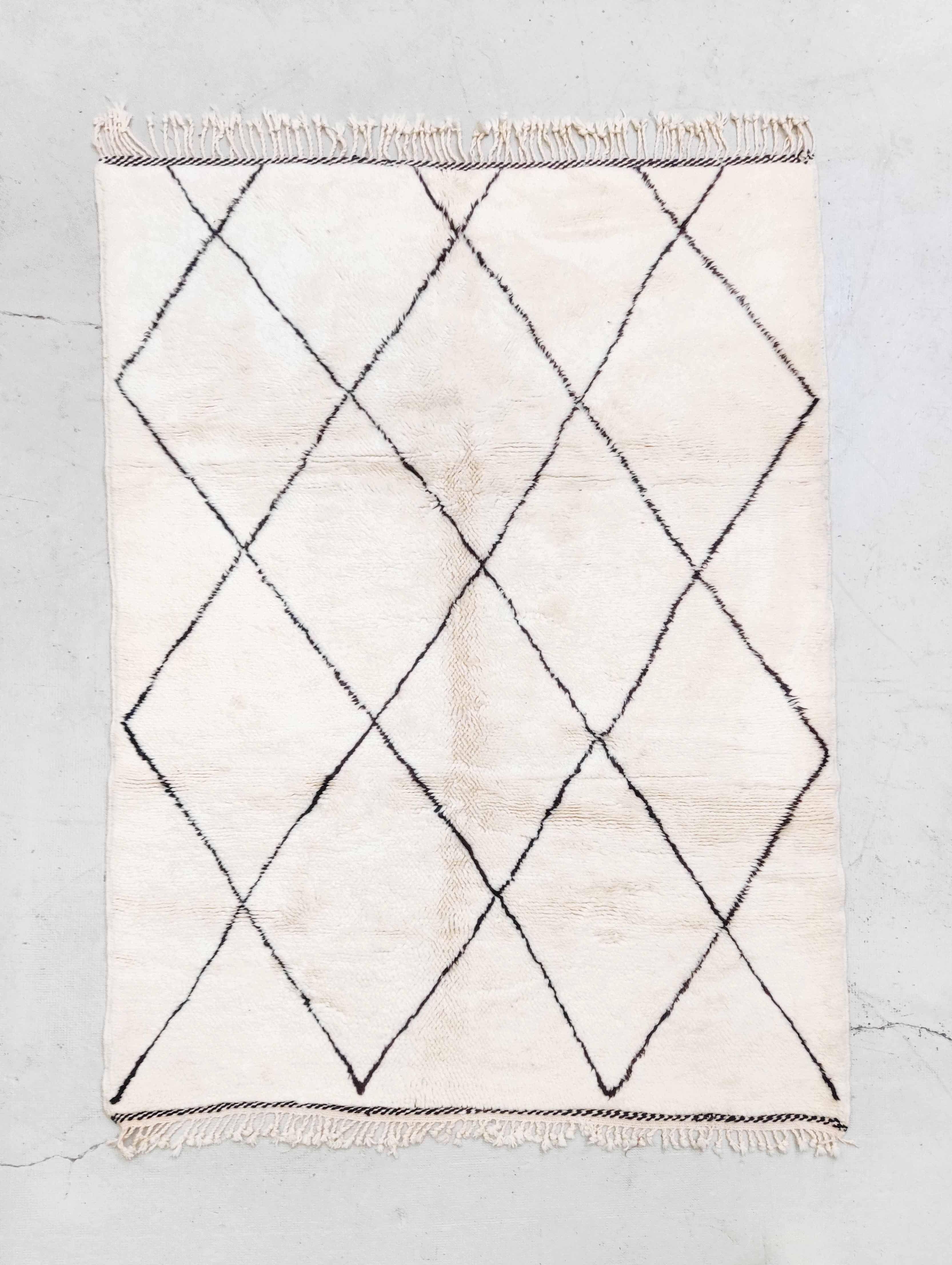 Tapis berbère M'rirt écru à losanges noirs 2,1x1,55m