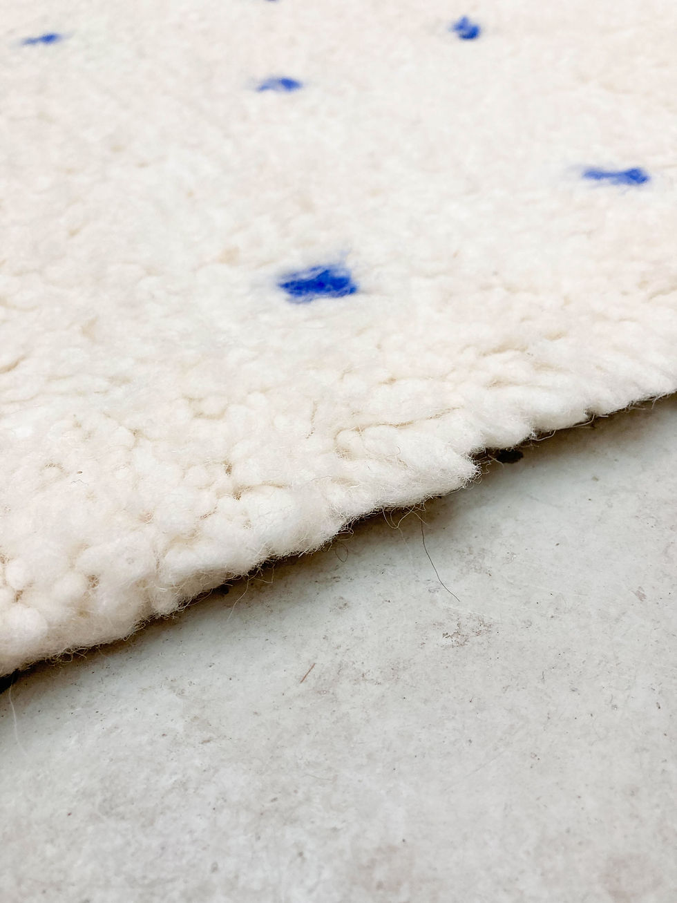 Miniature : Tapis berbère Beni Ouarain écru pois bleu majorelle 1,53x1,15m
