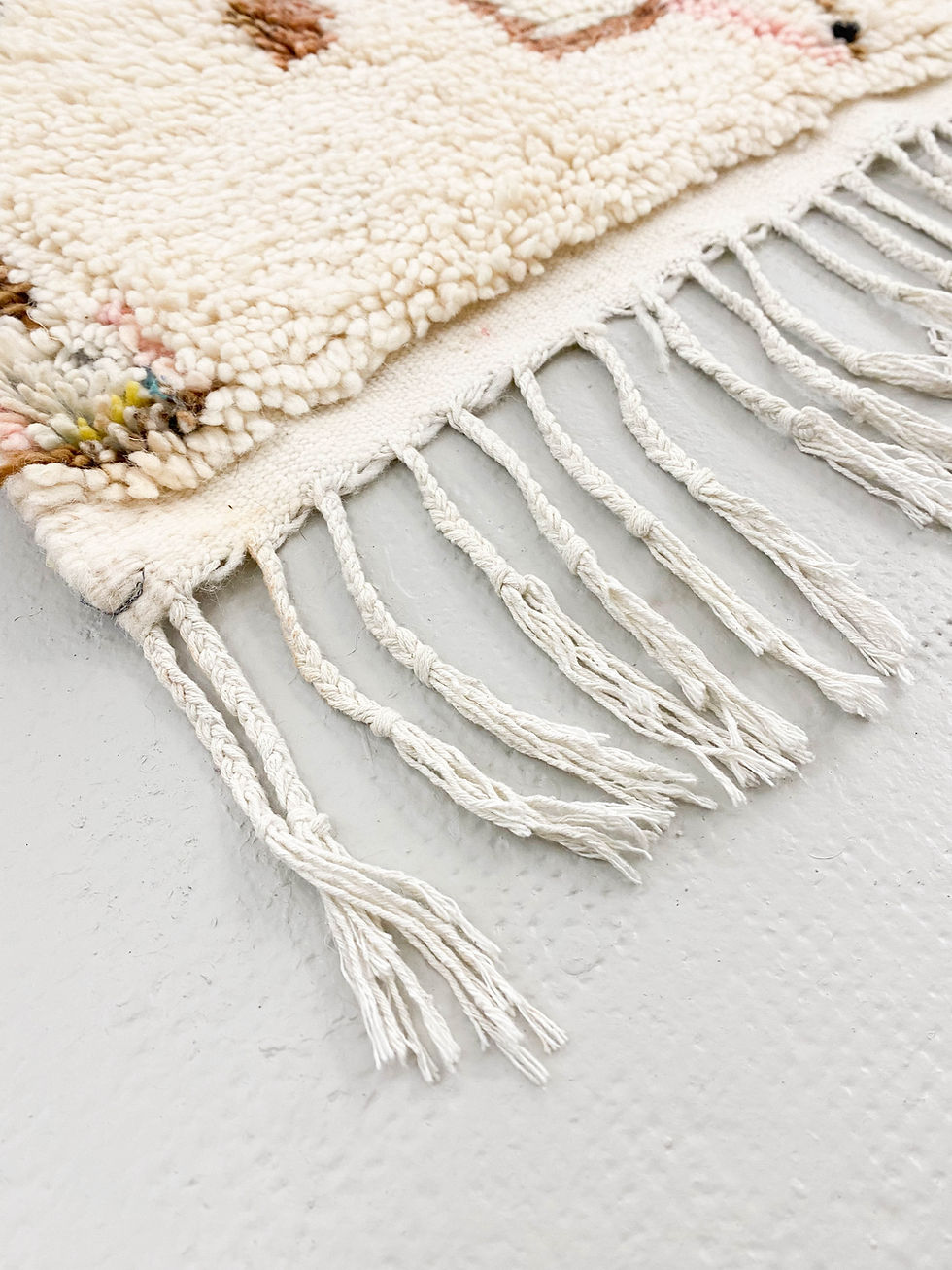 Miniature : Tapis berbère Azilal écru à motifs colorés 2,43x1,58m