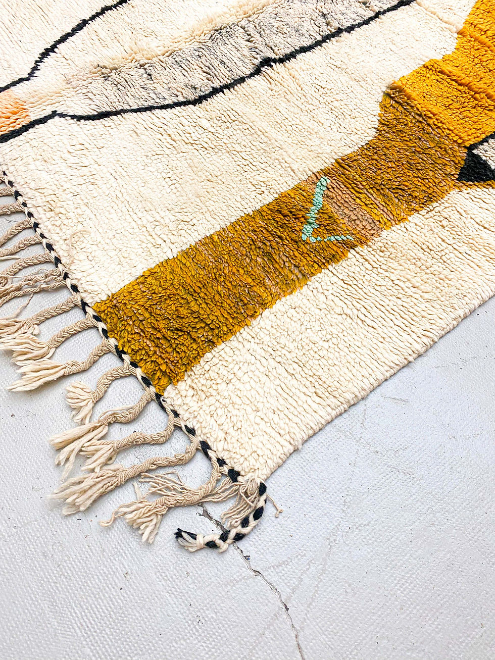 Miniature : Tapis berbère Boujaad écru à motifs colorés 2,99x2,08m