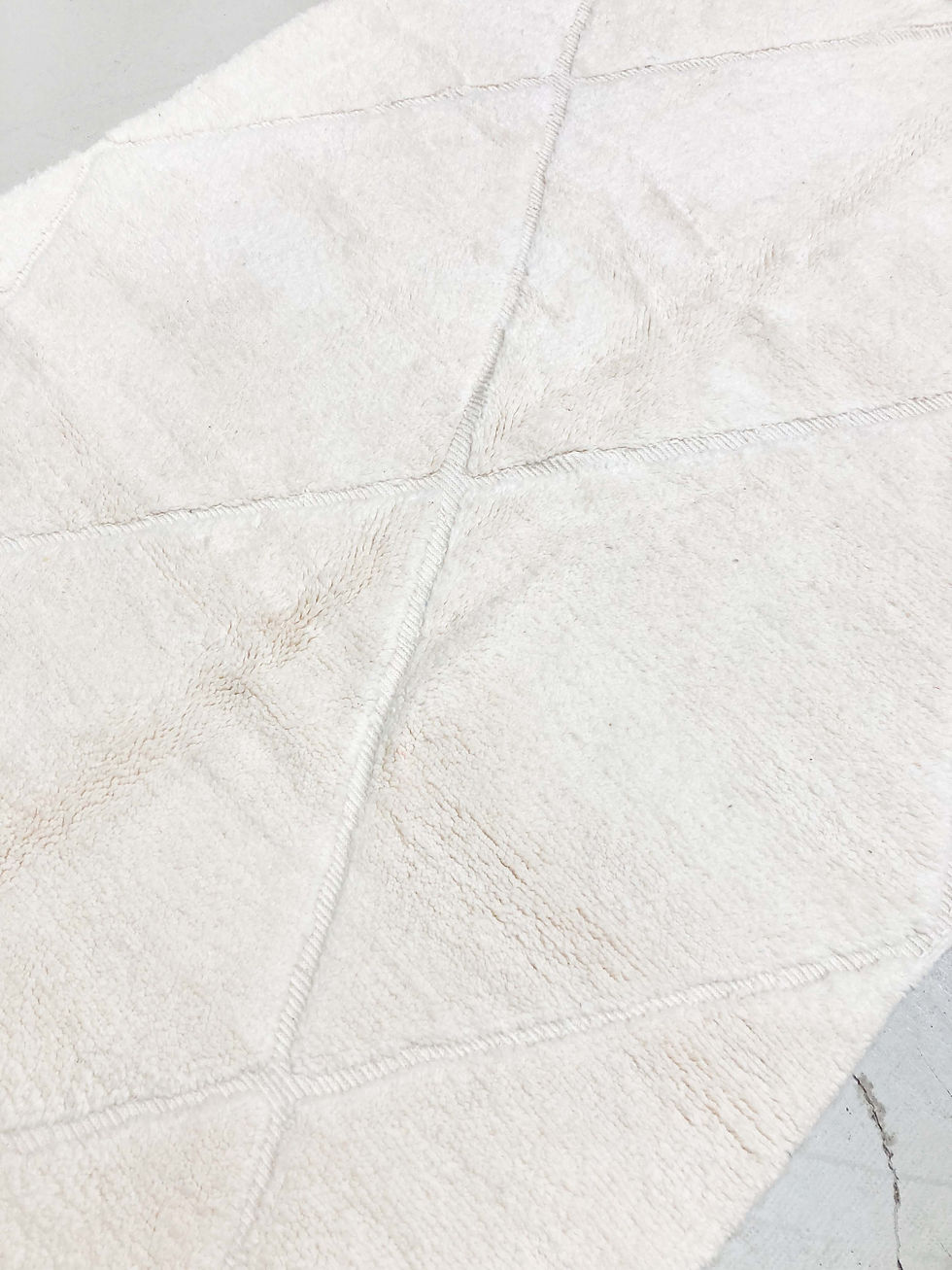 Miniature : Tapis berbère Beni Ouarain écru uni à losanges gravés 2,41x1,72m