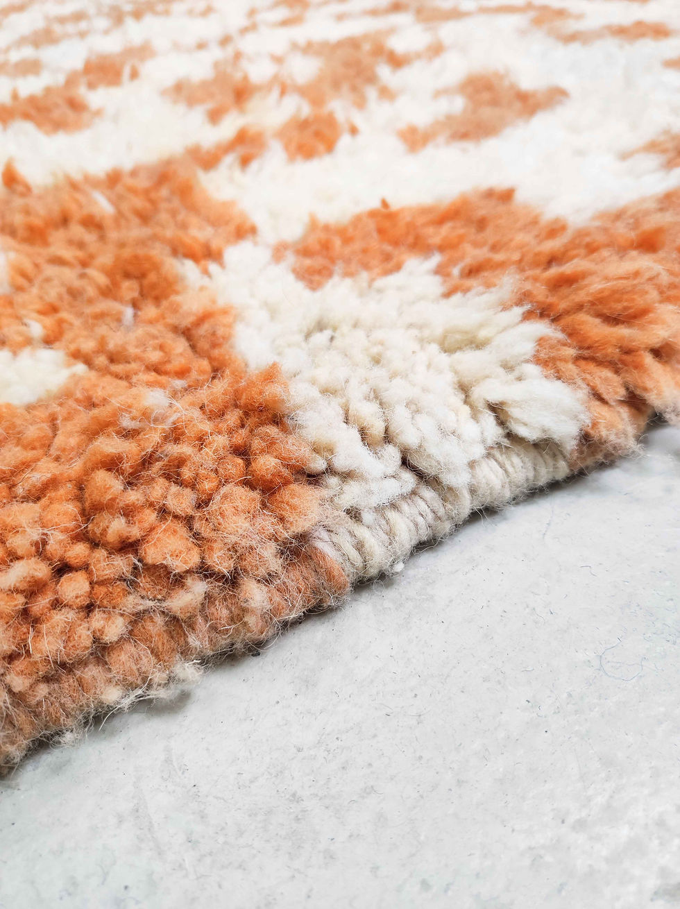 Miniatur: Ecrufarbener Beni Ouarain Berberteppich mit kleinen orangefarbenen Mustern, 2,90 x 2 m