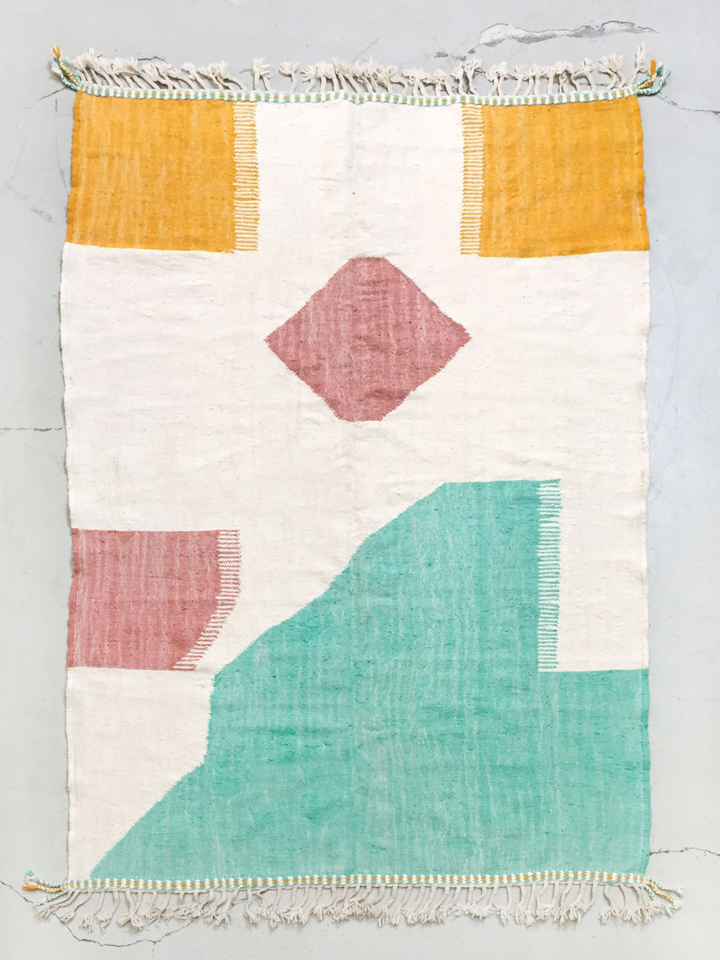 Ecrufarbener Berber-Kelims mit farbenfrohen Mustern, 2,95 x 1,91 m