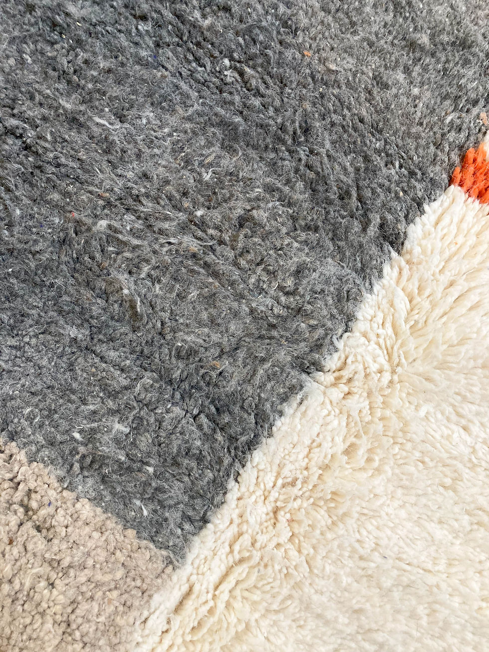 Miniature : Tapis berbère Beni Ouarain écru à motifs colorés 2,96x2m