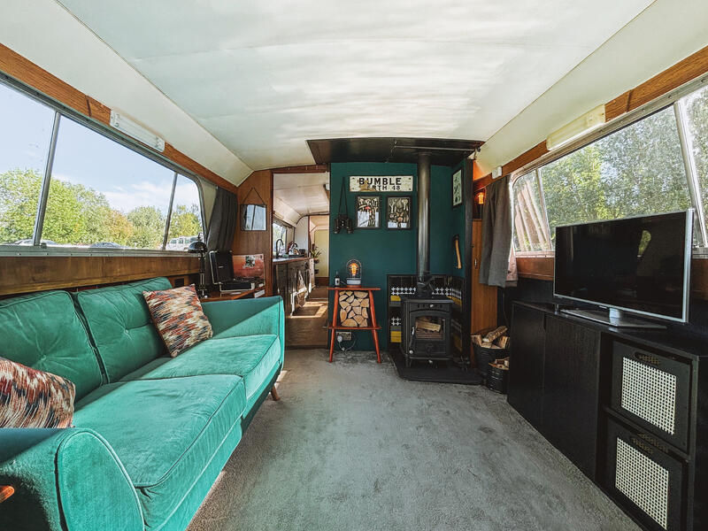 River Cruiser - living area