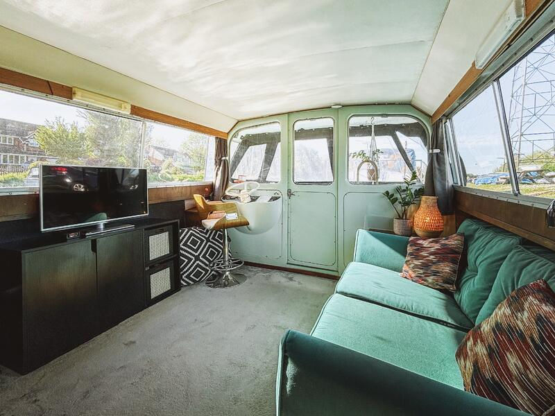 River Cruiser - living area