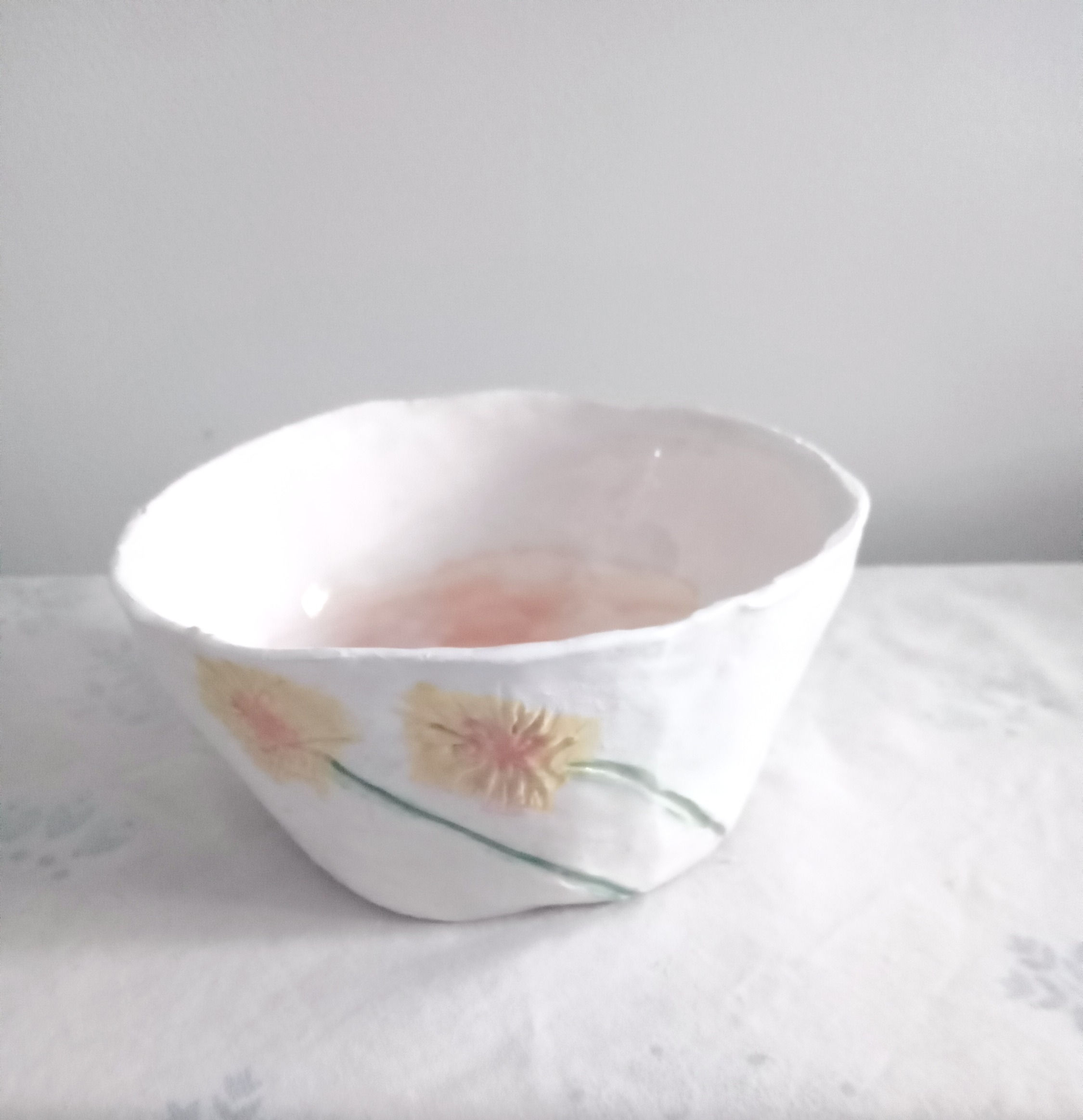 Bol en faïence engobe blanc avec des fleurs jaunes