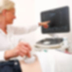 Dr. Fontaine analysiert die Organgesundheit eines Patienten mit moderner Diagnostik für eine gezielte Prävention.