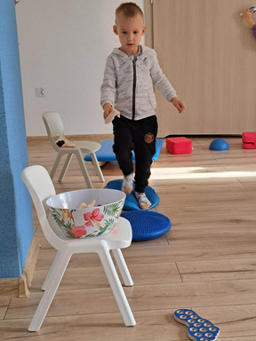 Pokonywanie toru sensorycznego z różnymi fakturami