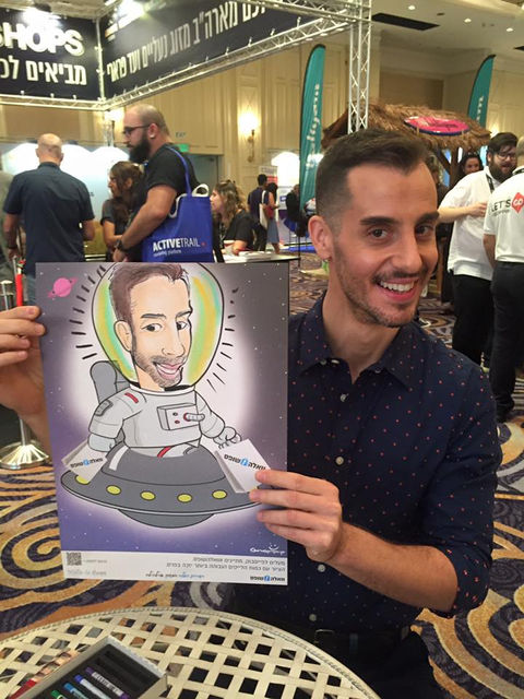 גבר מחזיק קריקטורה של עצמו