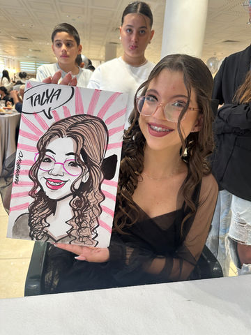 בחורה מחזיקה קריקטורה של עצמה