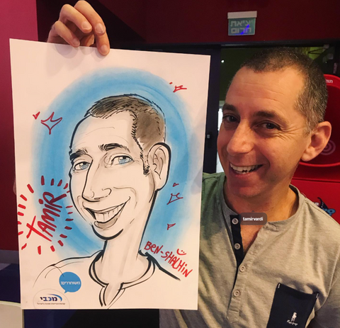 תמיר מחזיק קריקטורה עם הכיתוב B&P SHOW