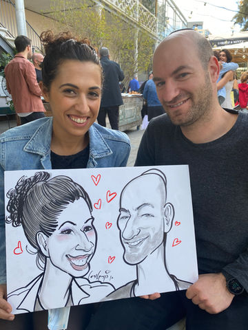 זוג מחזיק קריקטורה של עצמו