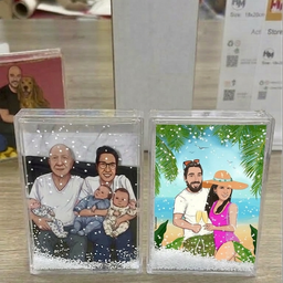 קריקטורות משפחתיות ושל זוג על בלוקים שקופים